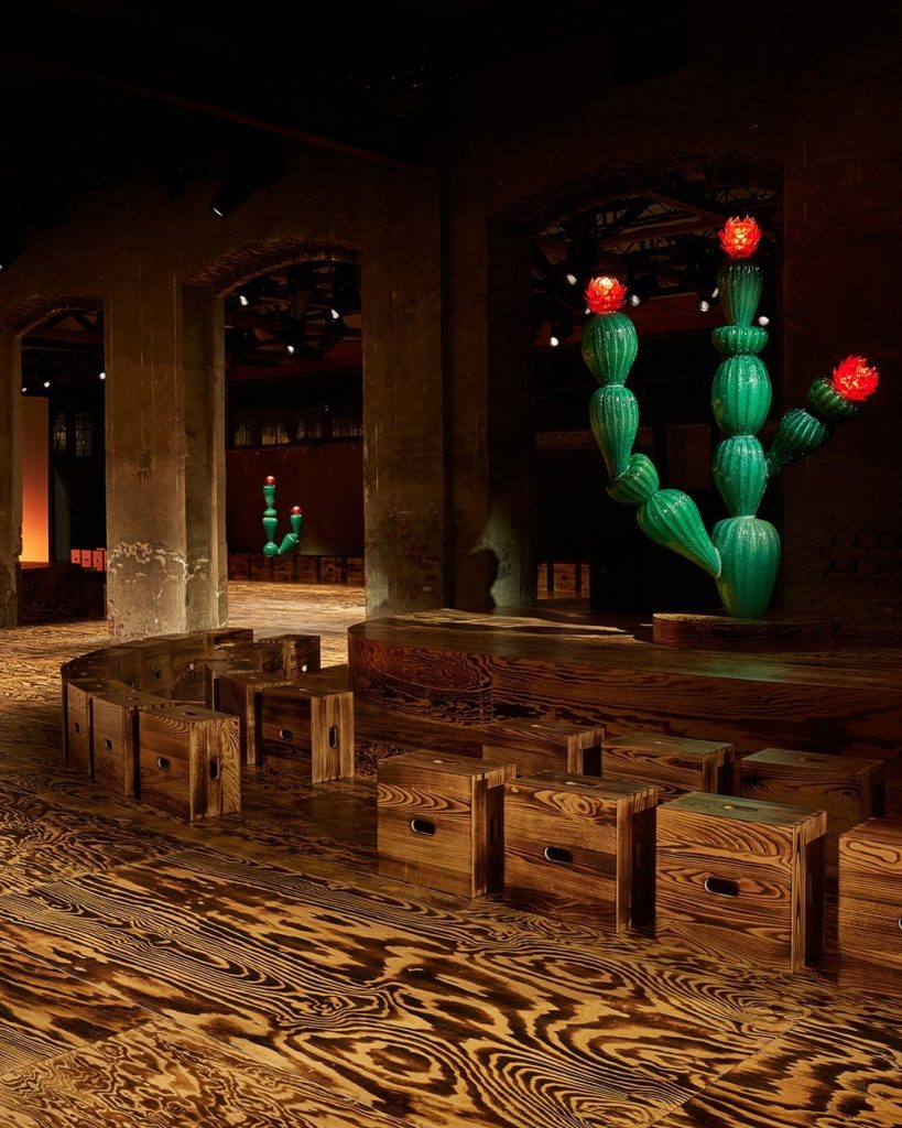 Un escenario dominado por cactus de cristal de Murano dominan la escena de presentación de la colección otoño/invierno 2024-2025 de Bottega Veneta. 