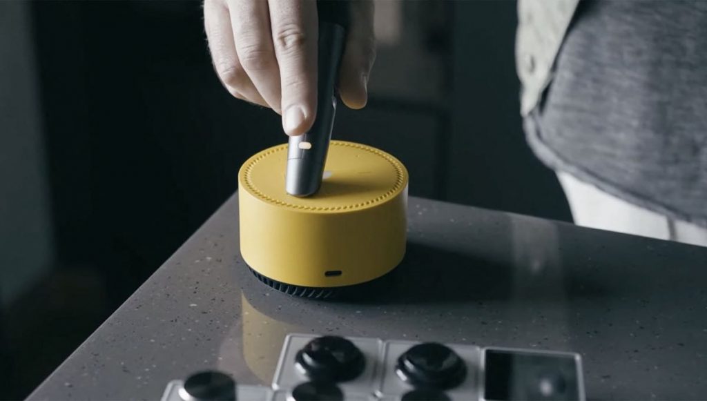 Se coloca el marcador sobre la superficie de la cual se desea registrar el color, y después de pulsar el botón de escaneado, el dispositivo recrea ese color. 