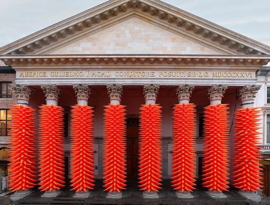 Esto es "Cones": una espectacular instalación con conos de tráfico que transforma un edificio clásico