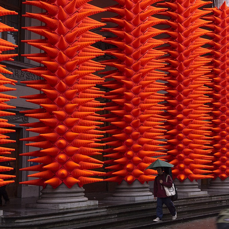 SpY utilizó 1.984 conos de tráfico con el clásico color naranja para crear "Cones". 