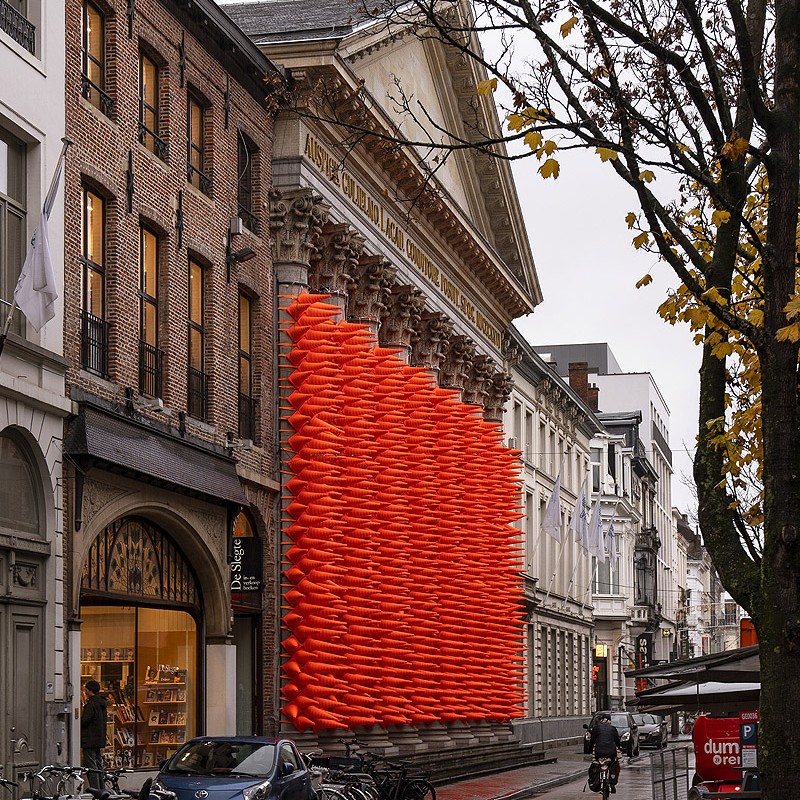 La espectacular instalación “Cones” en la fachada del Lichtfestival Ghent, en Bélgica.
