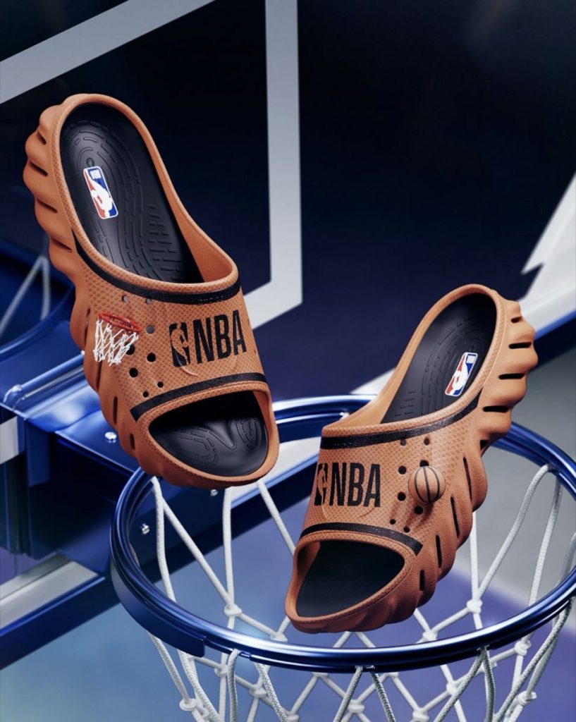 Las Crocs NBA Echo Slide saltan alto. 