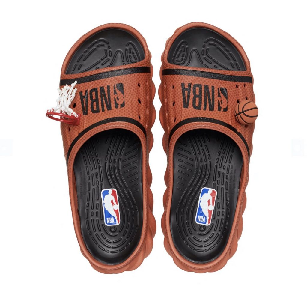 Retrato de las NBA Echo Slide x Crocs, con pelota de básquet y aro incluidos. 