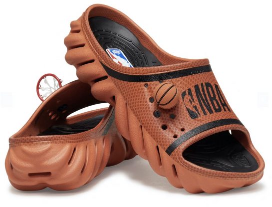 Así son las Crocs tributo a la NBA ¡con pelota y aro de básquet!