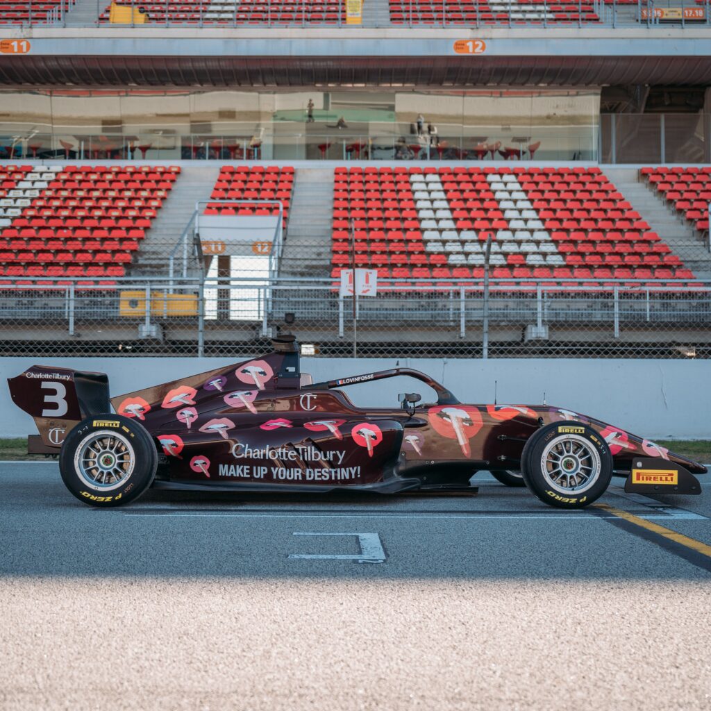 El coche de Charlotte Tilbury en la pista de la Academia de F1.