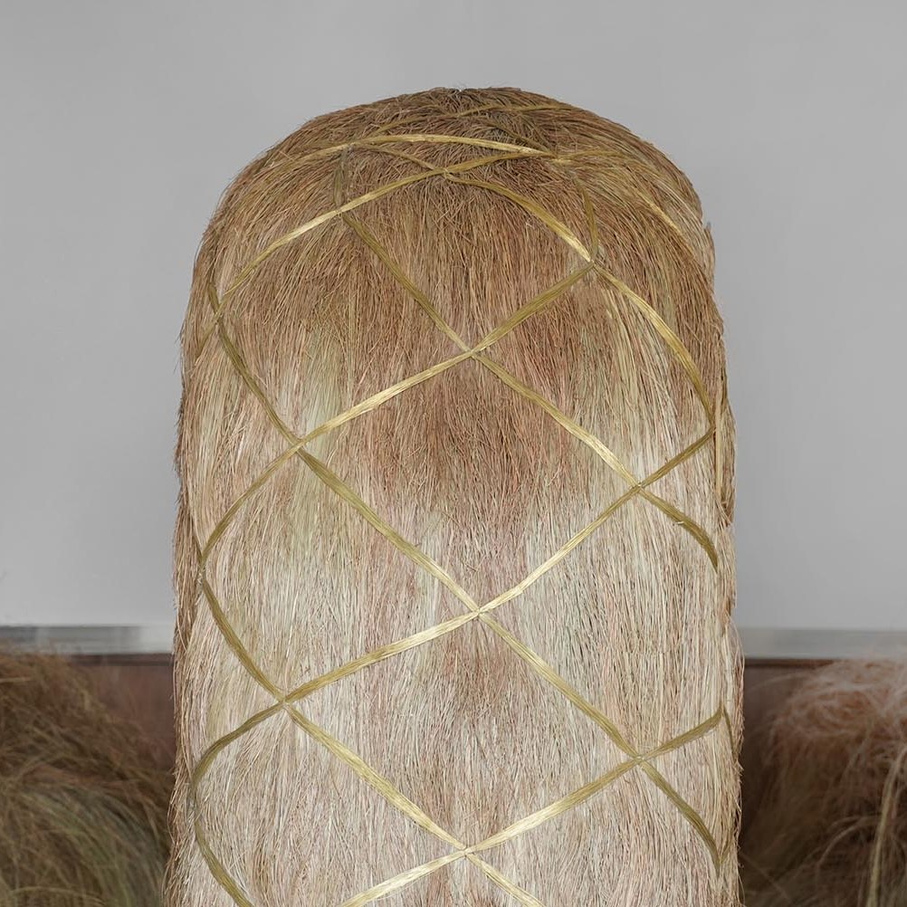 “Atuxuá” de Humberto Campana junto con æquō es un mobiliario hecho con fibras de hierba sabai. 