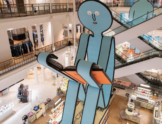 Jean Jullien creó dos increíbles gigantes de papel en el interior de una tienda en París