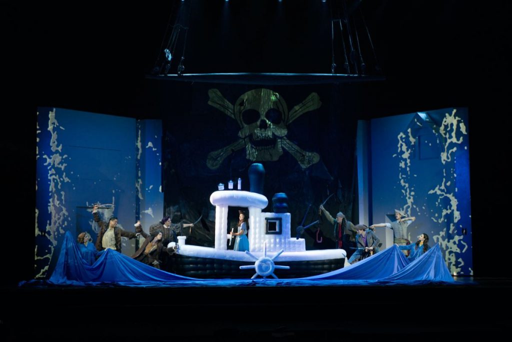 El Steamboat Willie inflable comandado por Mara en el escenario del Teatro Ópera. 
