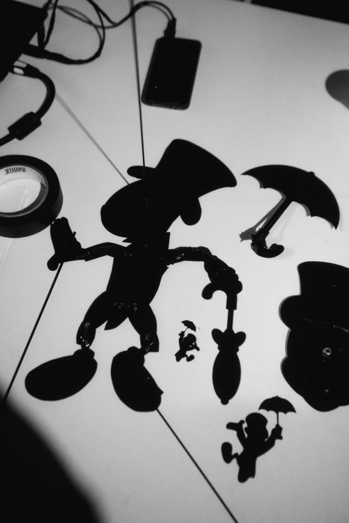 La sombra de Pepe Grillo creada por Johanna Wilhelm abre el fascinante show "La Caja Mágica". 