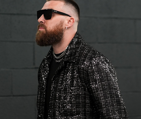Travis Kelce brilló en el Super Bowl 2024 con un traje de una marca que también elige Messi