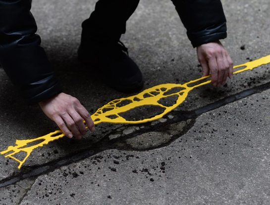 Un artista callejero convierte grietas y baches en hermosas esculturas