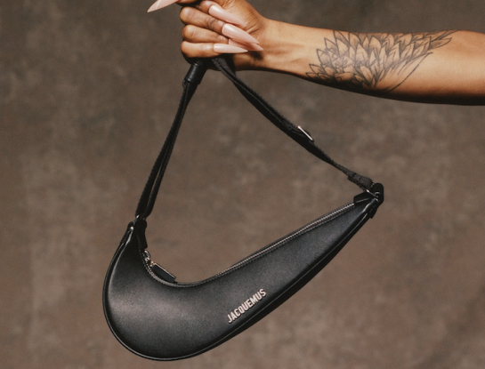 Jacquemus lanzó una mini cartera en forma del Swoosh de Nike