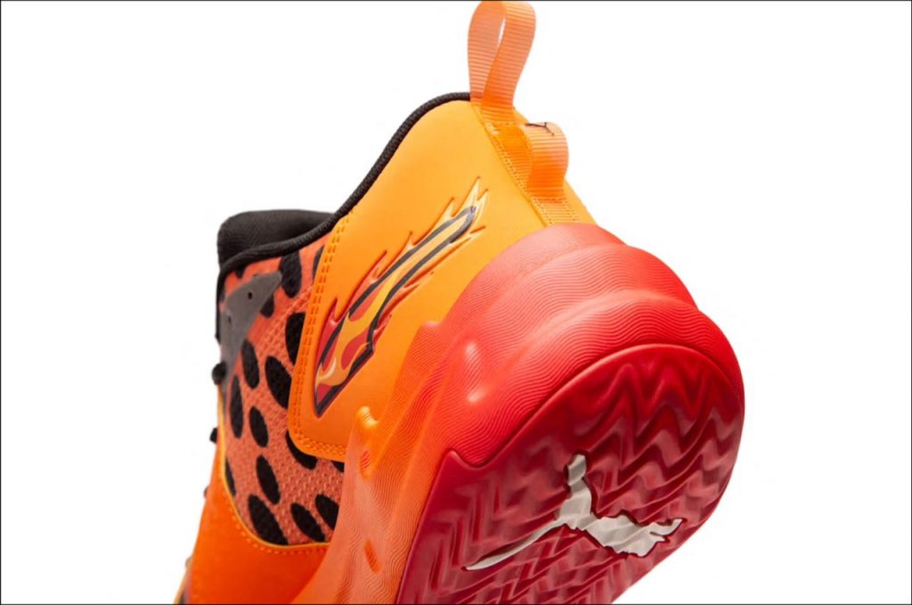 Las zapatillas Puma x Cheetos presentan un print de leopardo de Chester Cheetos. 