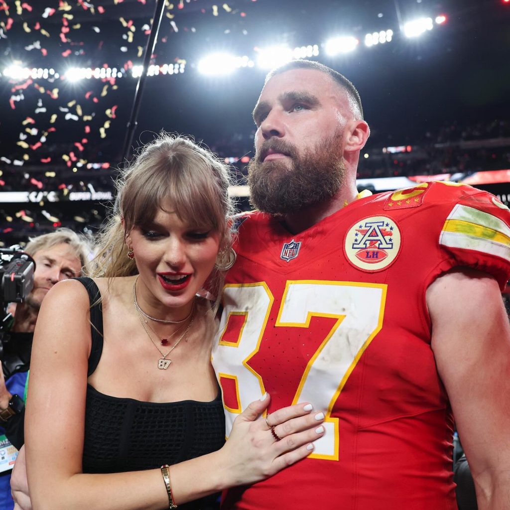 La celebración de Travis Kelce, ganador del Super Bowl 2024, junto con su novia, la estrella pop Taylor Swift. 