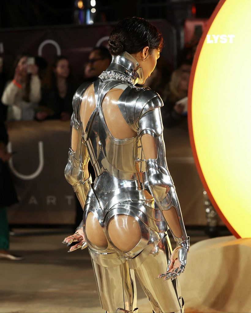 El reverso audaz y de ciencia ficción del traje robótico que llevó Zendaya a la premier de Dune 2 en Londres. 