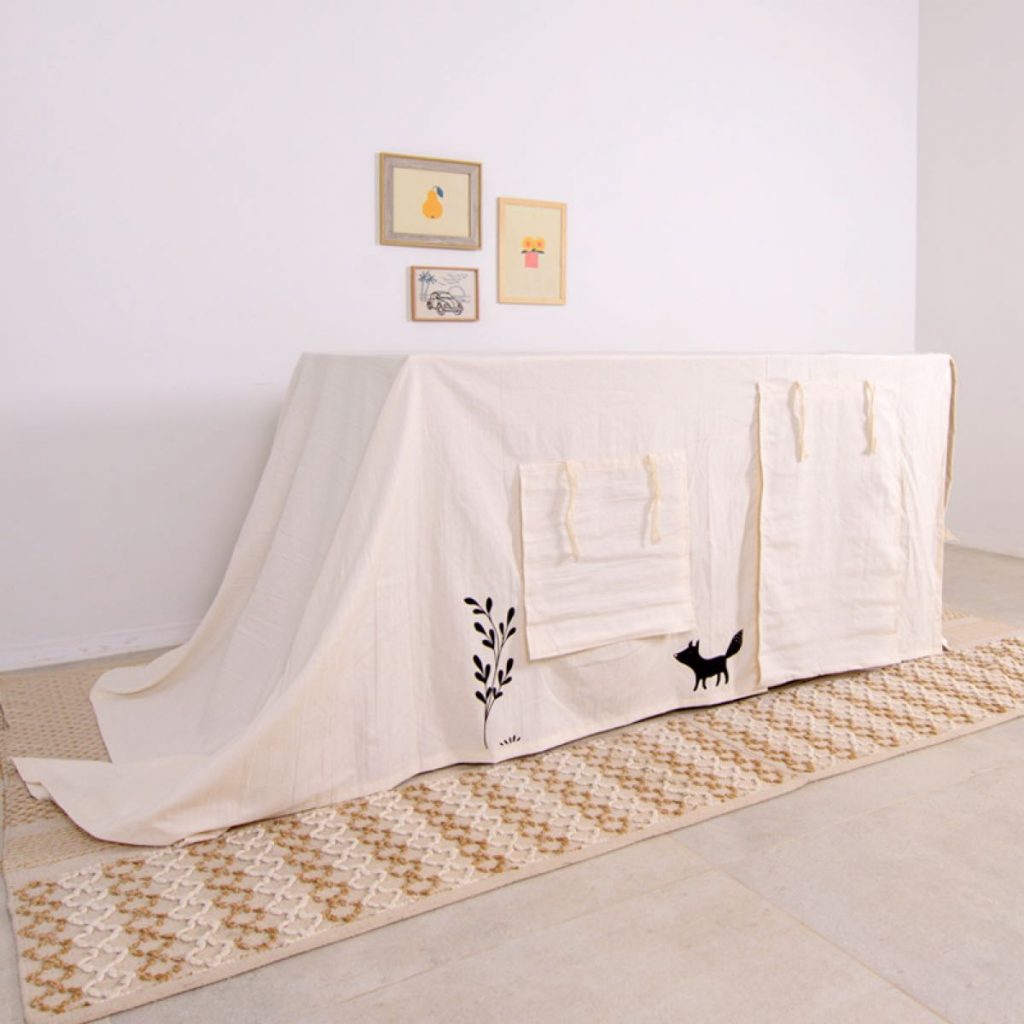 
El mantel y casita de tela bajo la mesa que diseñaron Vicky López y Vicky Diz de Zorro Blanco. 