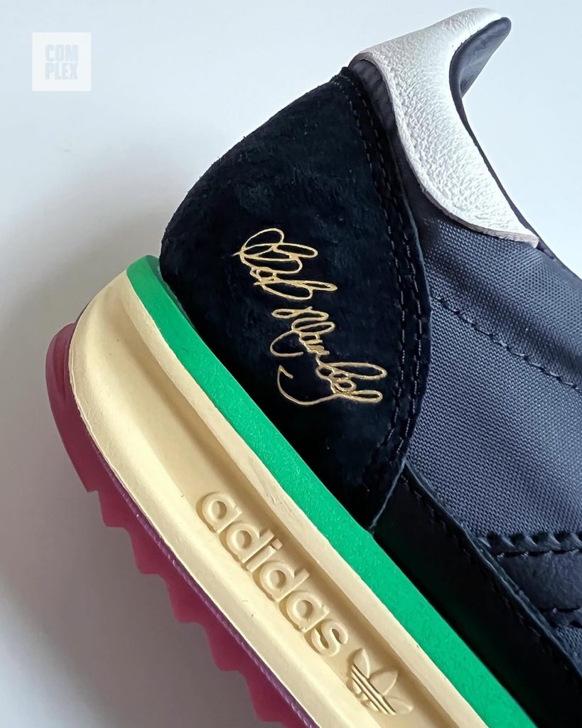 La firma del legendario músico estampada en dorado sobre la zapatilla Bob Marley x adidas SL 72. 