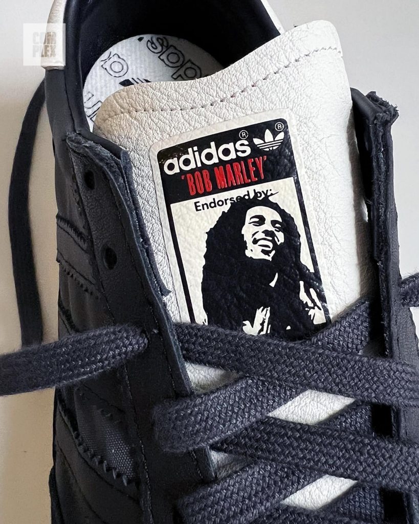 Primer plano de las zapatillas adidas tributo a Bob Marley. 