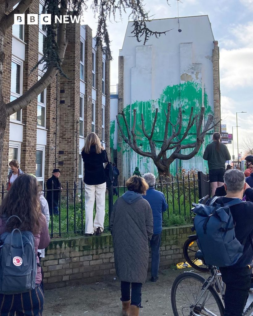 El mural del árbol de Banksy ya es atracción del barrio londinense del Ayuntamiento de Islington. 