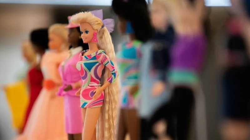 La muestra en el Museo del Diseño de Barbie reivindica el impacto de Barbie en el diseño. 