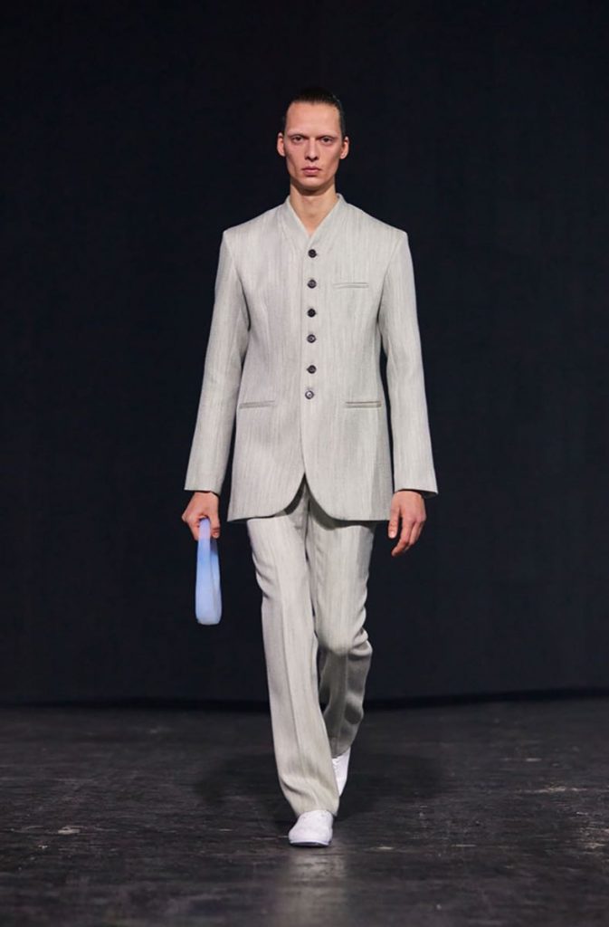 En la Semana de la Moda de París la marca Coperni presentó “The Air Swipe Bag”. 