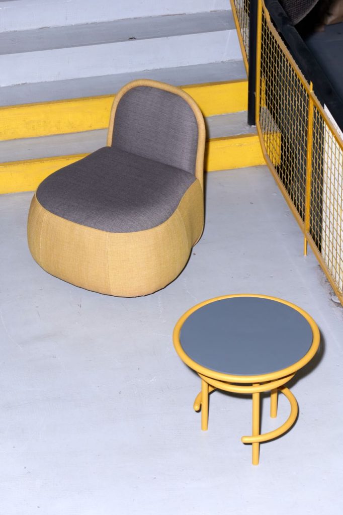Las mesas, ligeras y dinámicas, se combinan con asientos orgánicos.