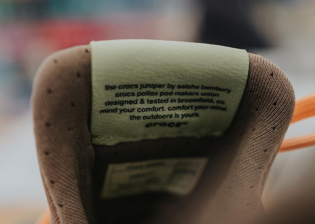 La estética gorpcore de Salehe, una de las claves de las zapatillas de Crocs. 