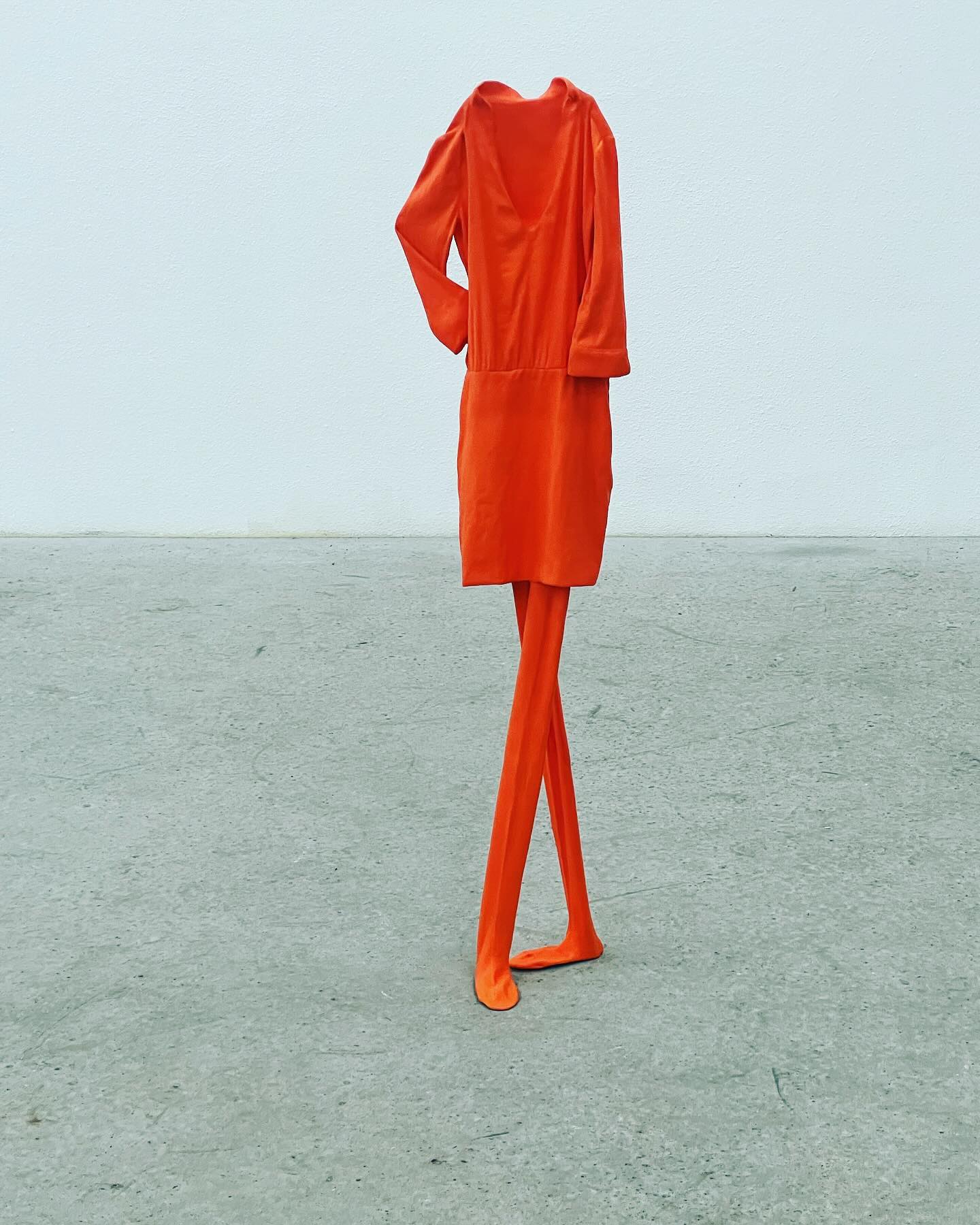 El Artista Erwin Wurm Conquista Londres Con Sus Alucinantes Esculturas el-artista-erwin-wurm-conquista-londres-con-sus-alucinantes-esculturas