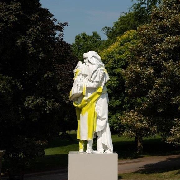 Escultura "clásica" de Erwin Wurm en Yorkshire Sculpture Park.