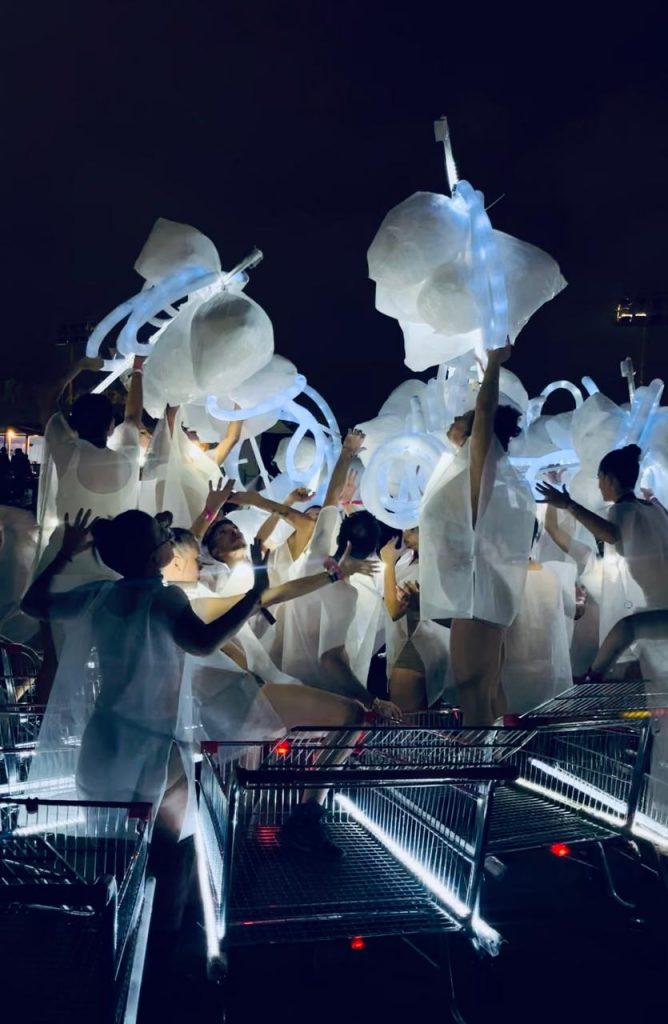 A las 20 horas, un desfile de seres iluminados y carritos de supermercado irrumpió en la escena del Lollapalooza 2024. 