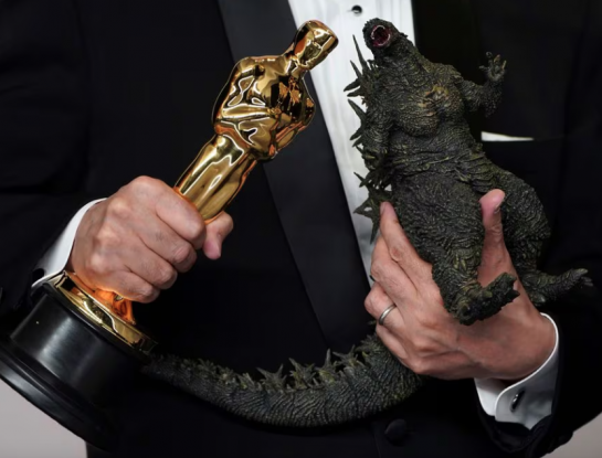 Y el Oscar 2024 al mejor calzado es para… ¡los fabulosos zapatos de Godzilla!