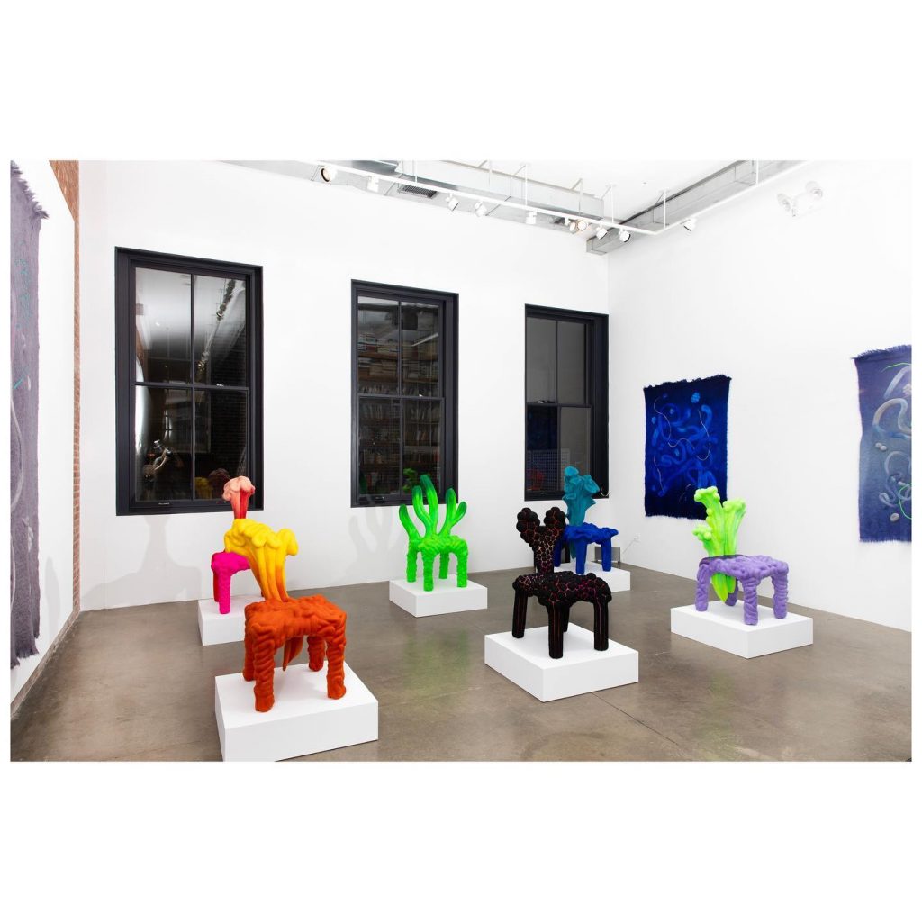 Las sillas de fieltro de Liam Lee son las estrellas de la exhibición del artista y diseñador en Nueva York.