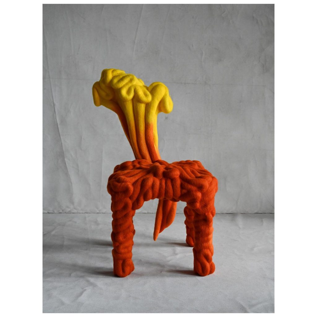 Una silla de fieltro y a todo color creada por Liam Lee, diseñador y artista con sede en Nueva York.