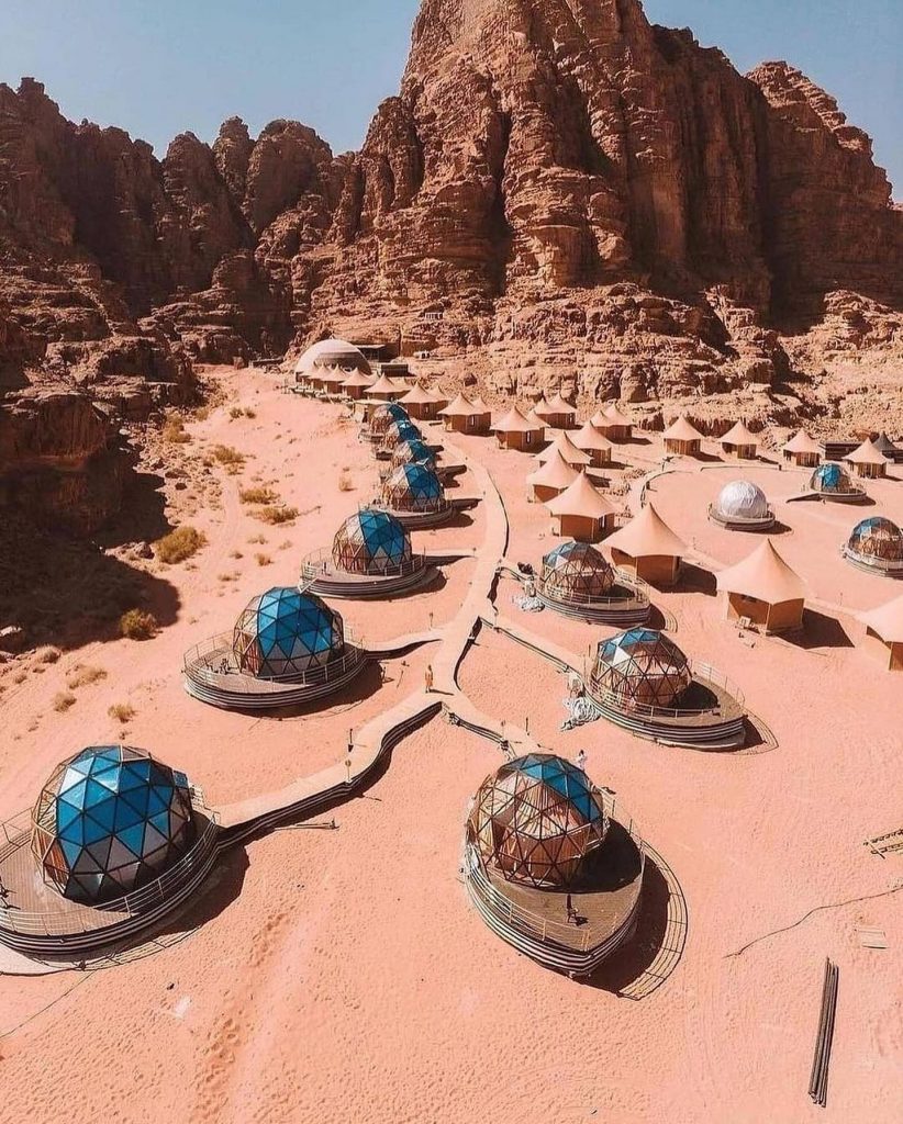 El campamento de domos está situado a solo 15 minutos del pueblo de Wadi Rum. 
