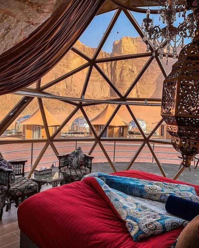 Interiores del campamento de domos en Wadi Rum en Jordania. 