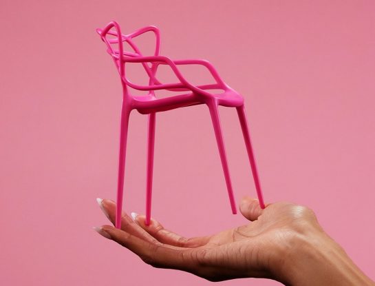 Barbie x Kartell y Phillippe Starck recrearon las sillas más icónicas de la casa italiana