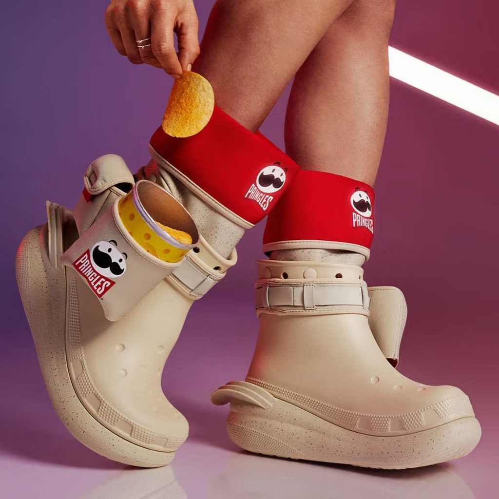 Las botas Pringles x Crocs Classic Crush, estrellas de la colaboración del momento. 