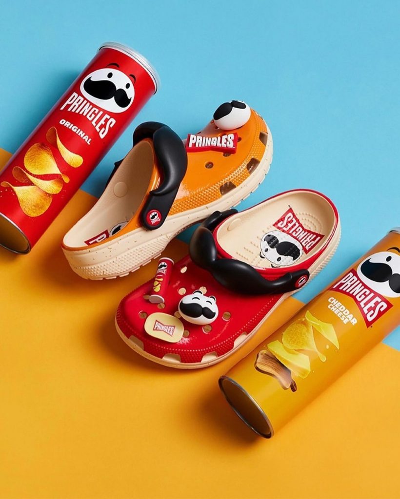 Los modelos de Crocs x Pringles se inspiran en los sabores de los snacks. 