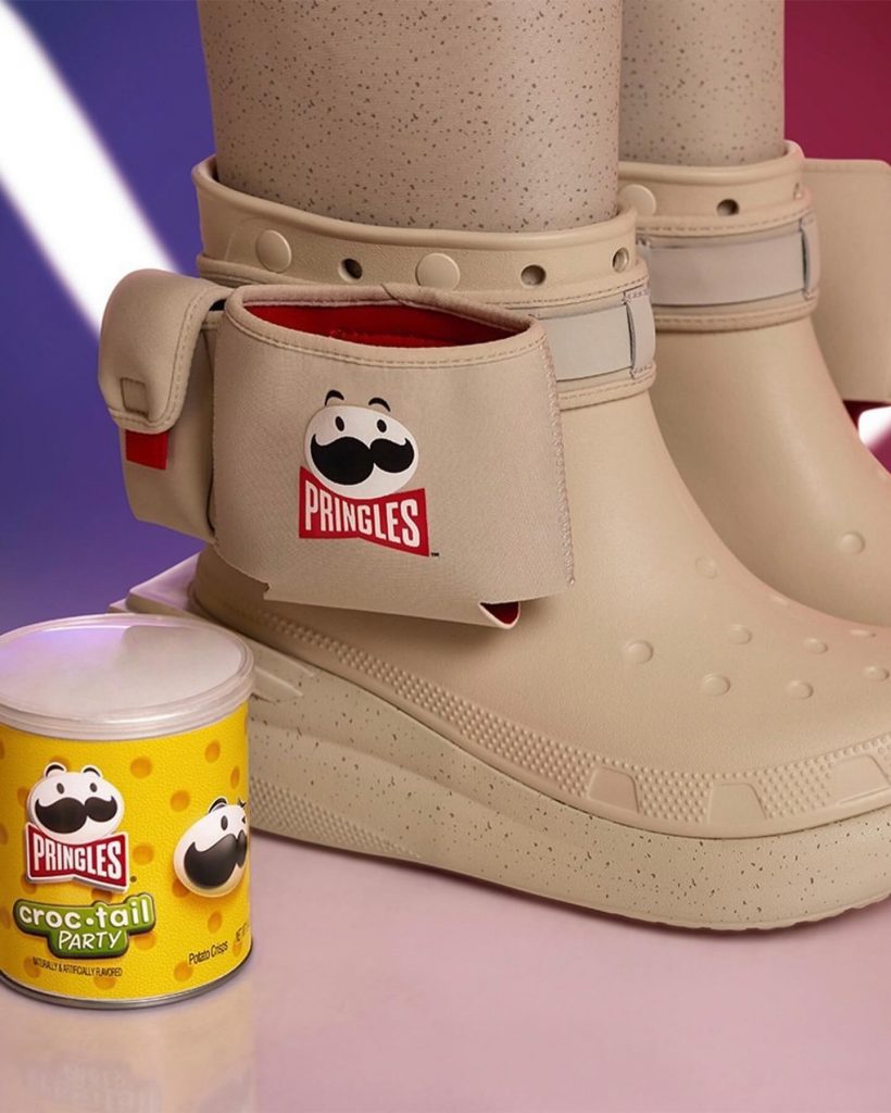 Las botas Pringles x Crocs Classic Crush incluyen una funda ¡para guardar una lata de papas fritas!. 