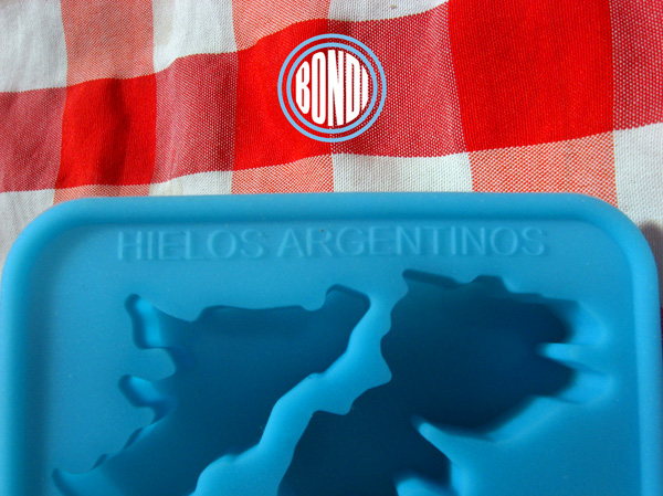 La cubetera Hielos Argentinos, inyectada en caucho siliconado color celeste. 