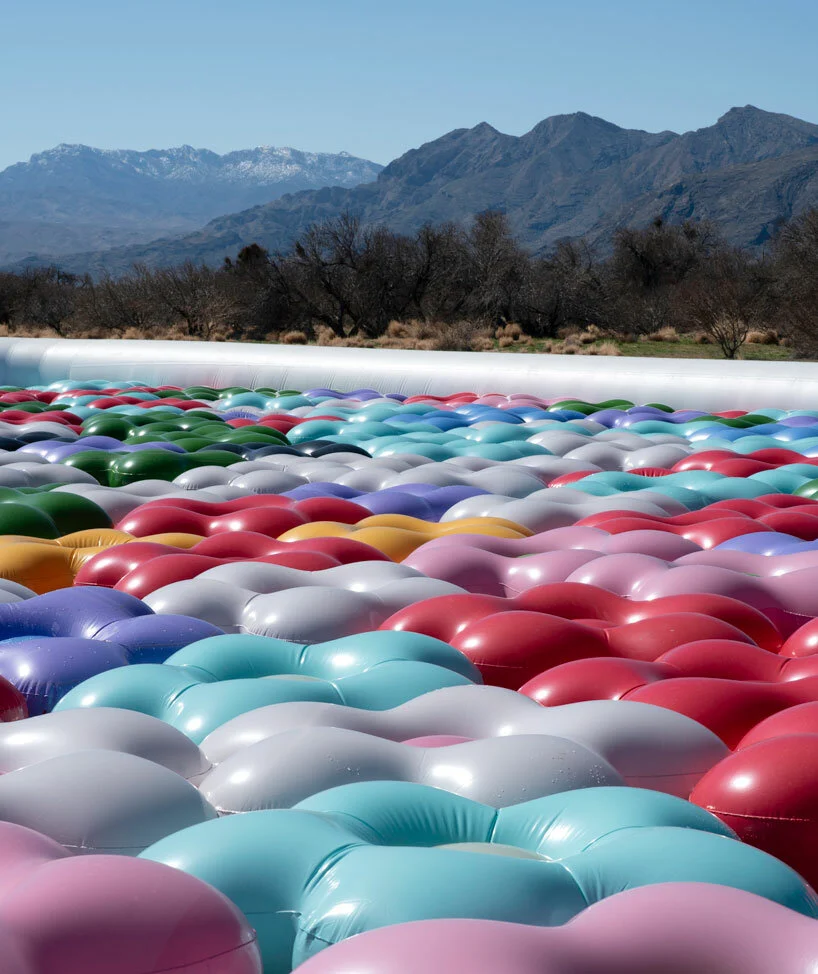 “Es una celebración de la diversión cursi de Las Vegas”, expresó Cj Hendry sobre su monumental instalación inflable. 