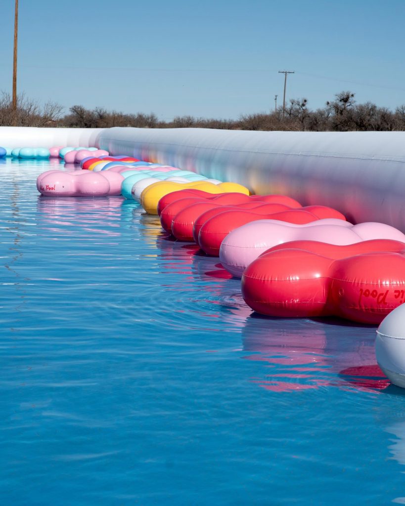 La piscina inflable es la protagonista de “Public Pool” en la primera exposición de Cj en Nevada.