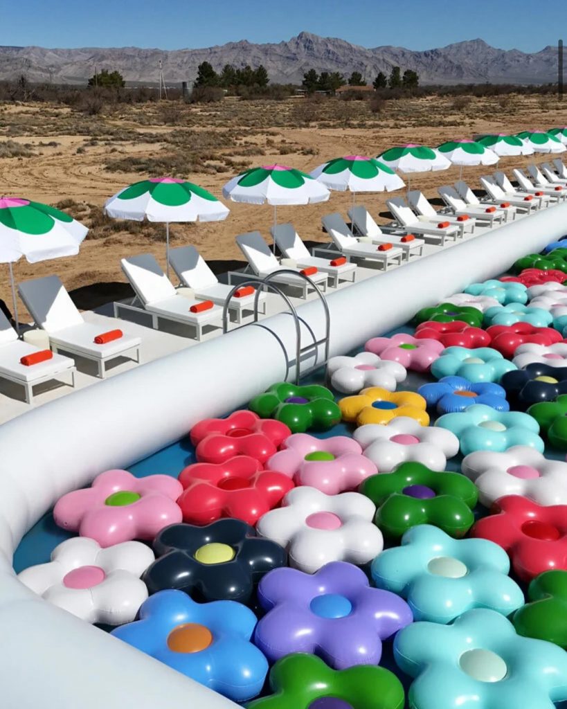 “Public Pool”, la monumental piscina inflable que la reconocida artista Cj Hendry. 