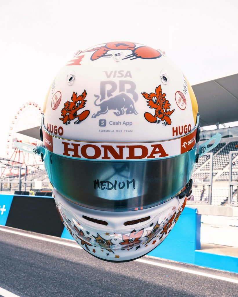 El casco de Yuki Tsunoda diseñado por Verdy para el Gran Premio de Fórmula 1 de Japón 2024. 