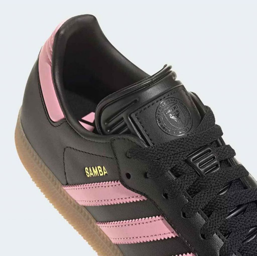 Las zapatillas Samba Indoor “Inter Miami CF” de adidas x Messi en versión negro y rosa.  