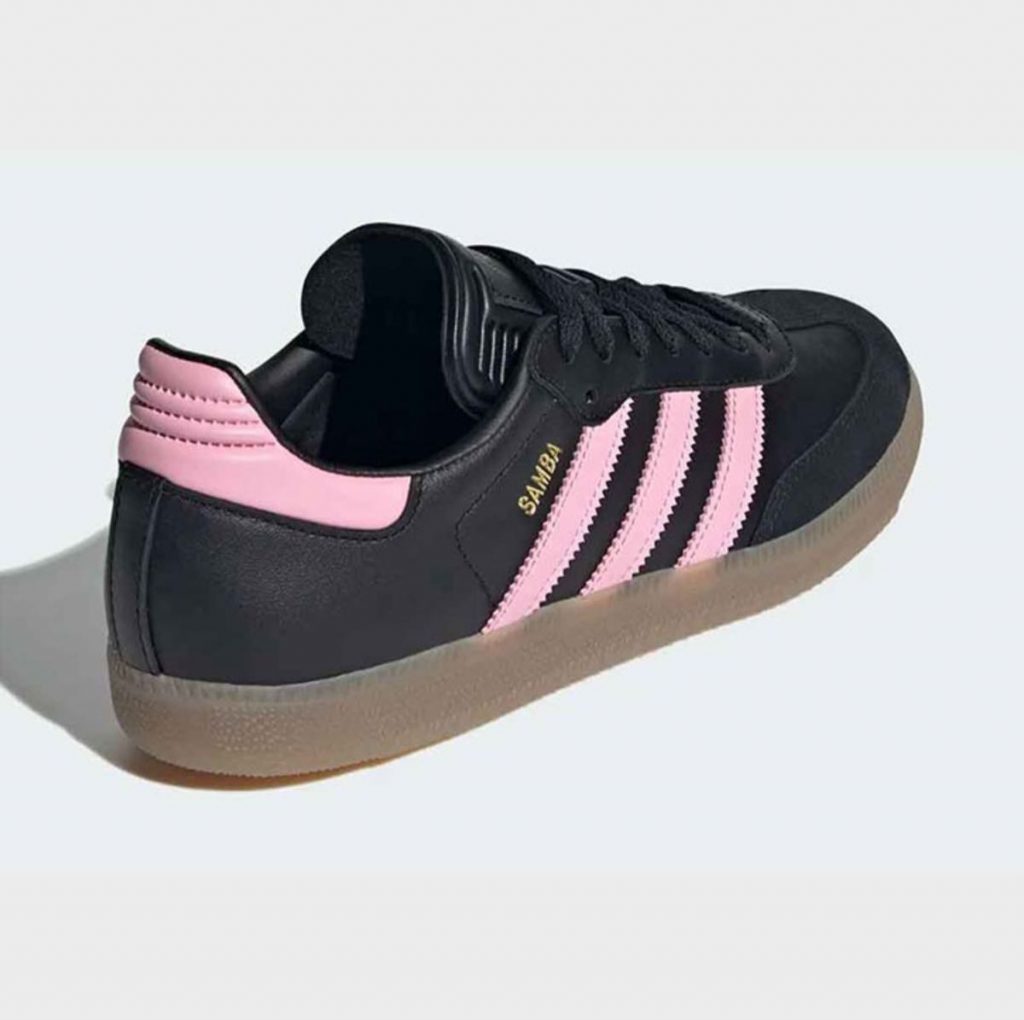 El mix rosa y negro es tendencia en los pies de las zapatillas Samba de adidas y Messi. 