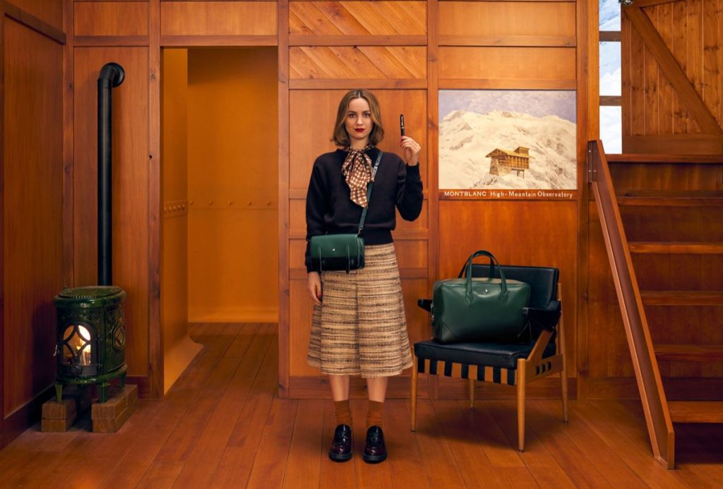 Maude Apatow en la campaña de “la Maison” con la estética de Wes  Anderson. 