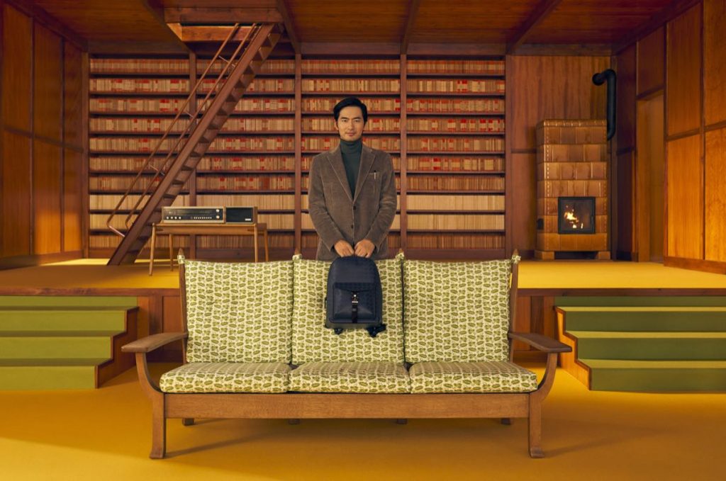 Lee Jinuk en la biblioteca de Montblanc x Wes Anderson. 