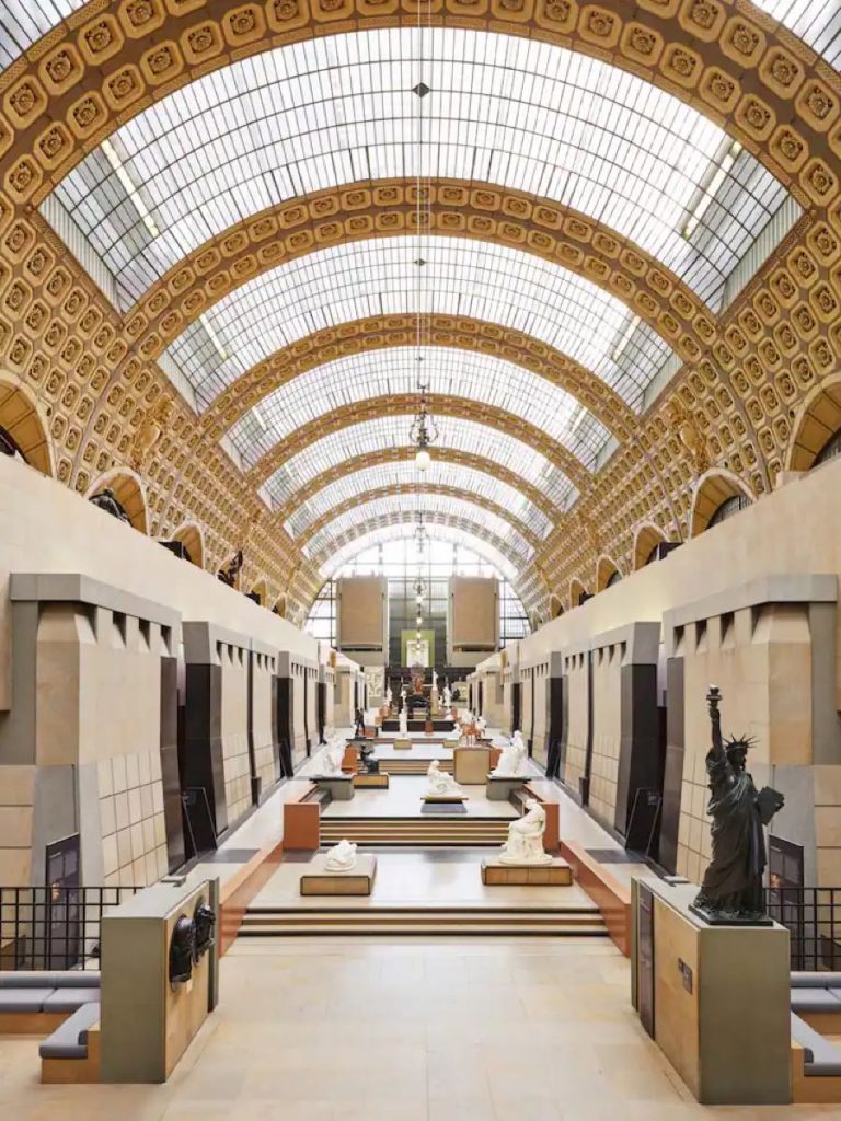 El momento más exquisito de Icónicos de Airbnb es un despertar en el Museo de Orsay de París.