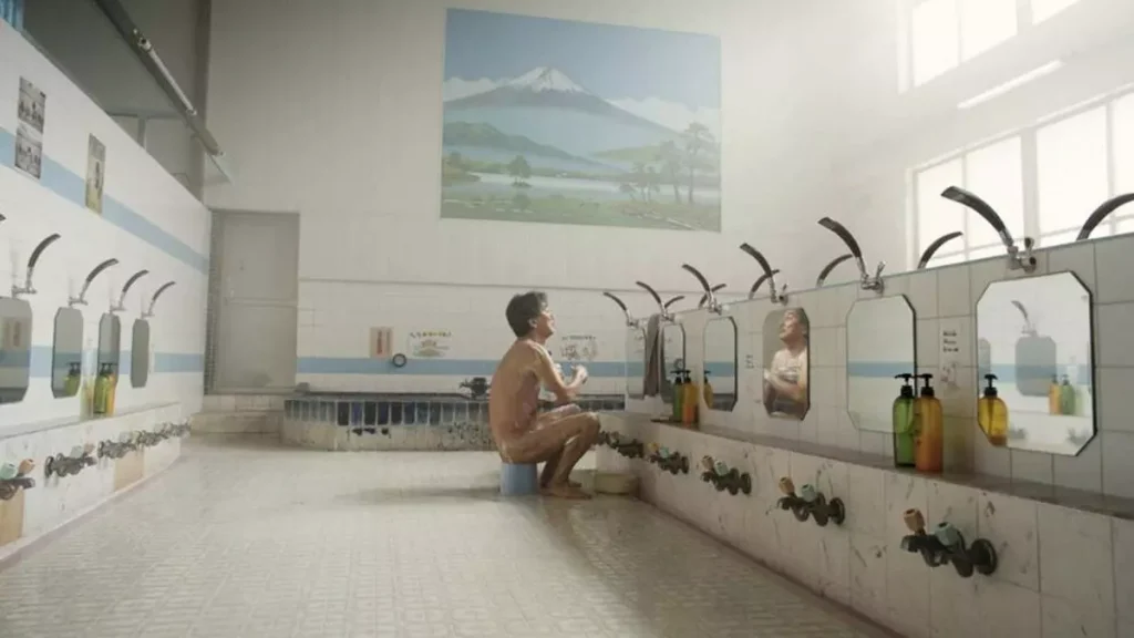 El protagonista del film, Hirayama (Koji Yakusho), en uno de los gigantescos lavamanos diseñados por Sou Fujimoto. 